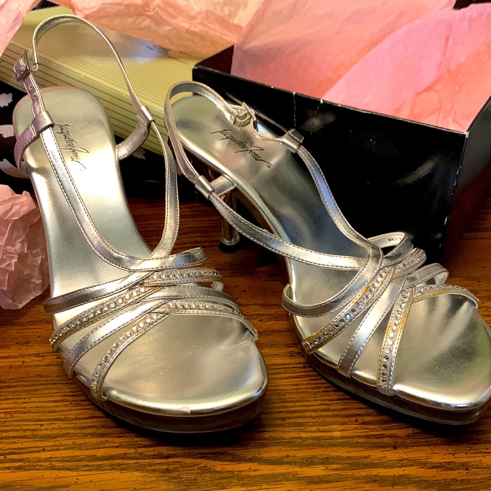Jacqueline Ferrar heels, size 8.5. color: groove silver